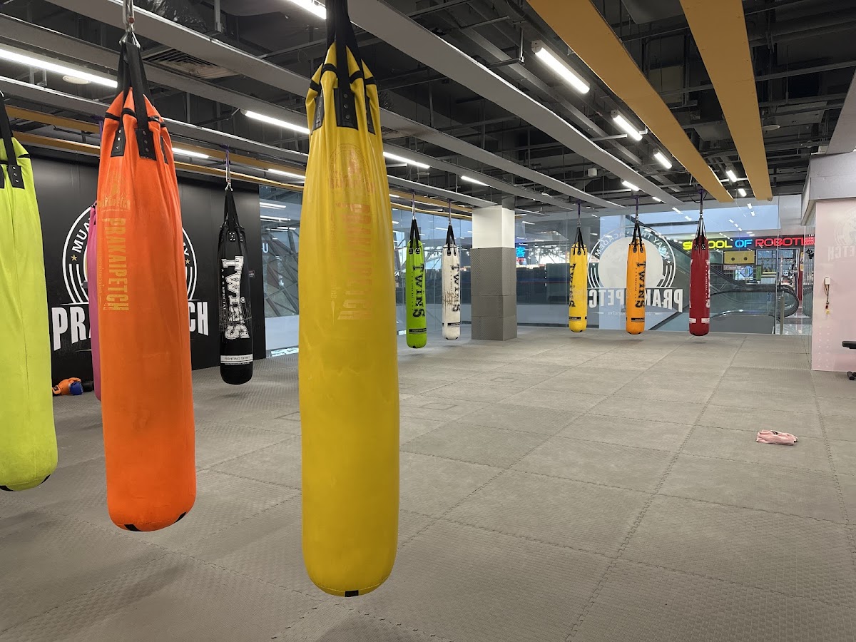 Prakaipetch Muay Thai Academy training